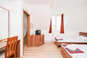 a room with two beds and a mirror at Hethland Zamárdi VSZ Üdülő in Zamárdi +40 photos