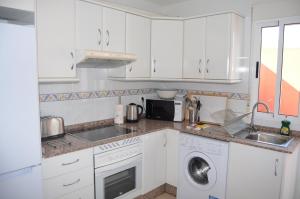 Kuchnia lub aneks kuchenny w obiekcie Albatros Playa 2 - 9408