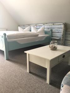 een slaapkamer met een bed met een tafel en een tafel bij Hof Kranichstein in Kluis