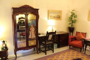 Brijraj Bhawan Palace Hotel的休息区