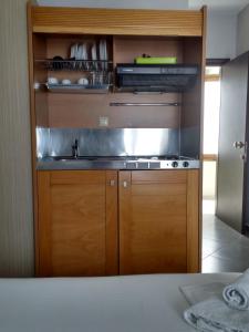 Кухня или мини-кухня в Mironi & Victoria Hotel
