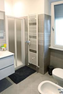 クーネオにあるB&B SanRockのバスルーム(シャワー、トイレ、シンク付)