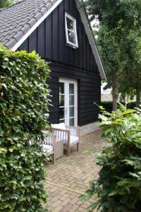 カンペンにあるHet Buitenhuisの黒い家