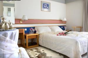 Habitación de hotel con cama y escritorio con cama sidx sidx en Hotel Samaras en Lamía