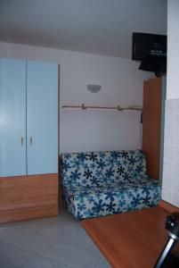 プリンチピナ・ア・マーレにあるResidence Verde Pinetaの青と白の花のベッドが備わる客室です。