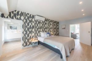 ブリュッセルにあるSmartflats - Royal Brusselsの黒と白の模様の壁、ベッド付きのベッドルーム1室