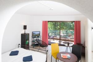 TV a/nebo společenská místnost v ubytování Aparthotel Al Lago