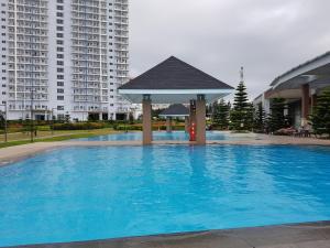 einen großen Pool mit Pavillon vor den Gebäuden in der Unterkunft Taal Room in Tagaytay + 22 Fotos