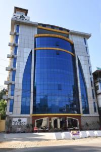un gran edificio con ventanas de cristal azul. en Hotel Pybss en Itānagar