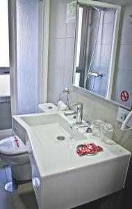 bagno con lavandino bianco e servizi igienici di Hotel La Colombina a San Sebastián de la Gomera