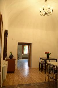 una sala da pranzo con un tavolo e un lampadario di Contessa Central Apartment a Cluj-Napoca