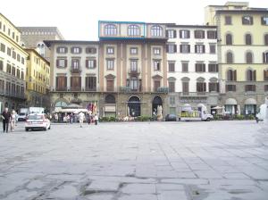 una calle de la ciudad con edificios y gente caminando por ahí en Donatello Penthouse, en Florencia