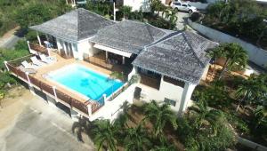 - une vue aérienne sur une maison avec une piscine dans l'établissement Villa Royal, à Anse-Marcel