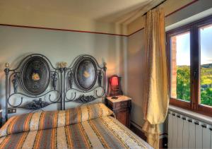 Montemaggiore al MetauroにあるAlbergo Diffuso Borgo Montemaggioreのベッドルーム(ベッド1台、窓付)