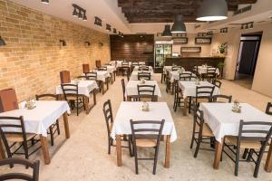 Reštaurácia alebo iné gastronomické zariadenie v ubytovaní B&B Villa Angy