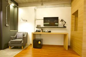 TV a/nebo společenská místnost v ubytování The Plug Hotel