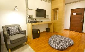 Posezení v ubytování The Plug Hotel + 34 fotografií