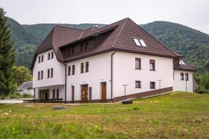 Výhľad na hory alebo výhľad na hory priamo z of the bed and breakfast