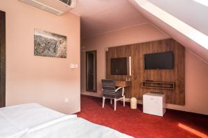 Televízia a/alebo spoločenská miestnosť v ubytovaní B&B Villa Angy