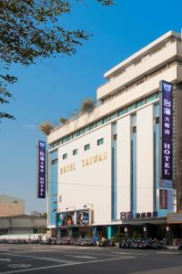 un edificio con un cartel para el hotel talami en Hotel Taiwan Changhua en Changhua City