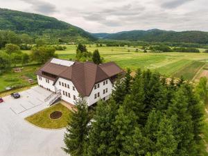 an overhead view of a large house with a brown roof at B&B Villa Angy in Korenica