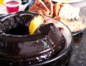 uma sobremesa de chocolate num prato com um prato de comida em Grande Hotel Araçatuba em Araçatuba