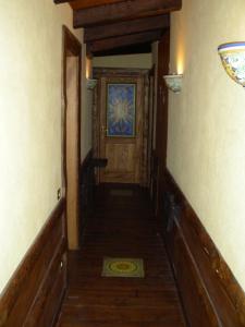 a hallway with a door in a house with a rug at Agriturismo Mezzaluna in Málchina