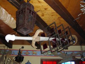 a chandelier hanging from the ceiling of a room at Agriturismo Mezzaluna in Málchina