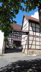 ein Gebäude mit einem Schild auf der Vorderseite in der Unterkunft Hotel Bad Langensalza Eichenhof in Bad Langensalza