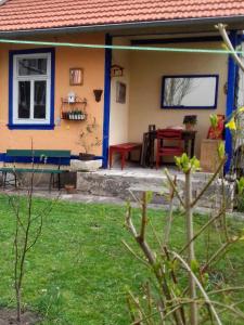 a small house with a table in a yard at Hotel Bad Langensalza Eichenhof in Bad Langensalza