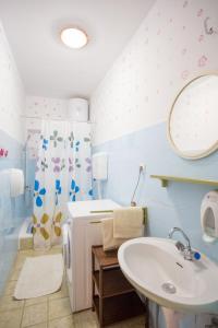 un baño con lavabo y espejo en Robinson Elizabeta, en Hvar