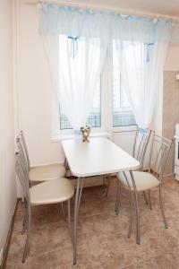 モスクワにあるInnDays on Nakhimovsky Prospektの窓付きの客室で、白いテーブルと椅子が備わります。