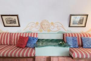 Posedenie v ubytovaní Piazza Colonna Apartment - Charme Holidays