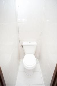モスクワにあるInnDays on Nakhimovsky Prospektの白いタイル張りのバスルーム(白いトイレ付)