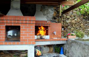 um forno de tijolos com um fogo dentro dele em Quinta Do Caramulo em Oliveira do Hospital