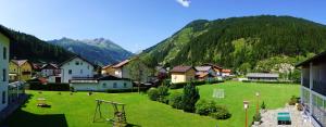 un pequeño pueblo con un parque infantil en medio de un campo en Jugendherberge Bad Gastein, en Bad Gastein