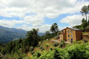 オリヴェイラ・ド・オスピタルにあるQuinta Do Caramuloの山の丘の上の古い建物