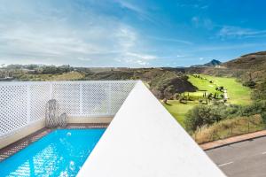 - une vue depuis le balcon d'une maison avec piscine dans l'établissement Colina del Paraiso, à Estepona