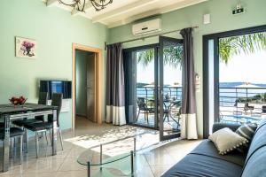 Et tv og/eller underholdning på Melina Apartments Pool View