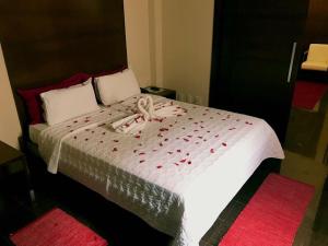 A bed or beds in a room at Hotel Mohallem