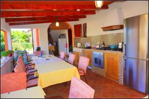 cocina y comedor con mesa y sillas en Apartments Nives NB en Savudrija