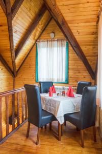 Predel za sedenje v nastanitvi Apartmani Restoran Durmitor