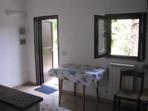 d'une salle à manger avec une table et une fenêtre. dans l'établissement Montecaminetto, à Sacrofano