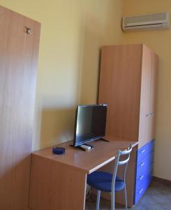 A television and/or entertainment centre at Dependance La Mouette