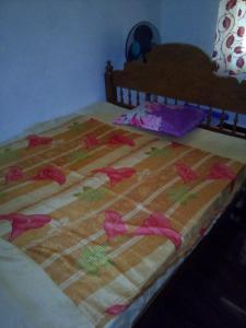 En eller flere senge i et værelse på Wayanad Homestay