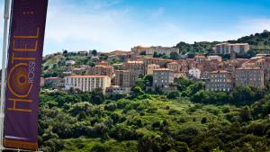 vistas a una ciudad en una colina en Rossi Hôtel en Sartène