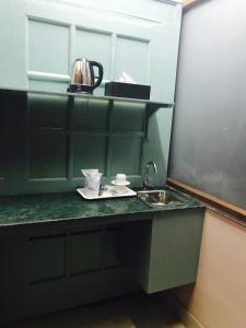 Kuchyň nebo kuchyňský kout v ubytování Skylink Suites Bed & Breakfast