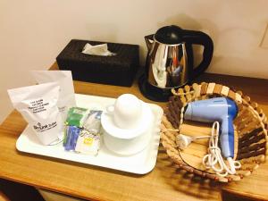 Příslušenství pro přípravu čaje a kávy v ubytování Skylink Suites Bed & Breakfast