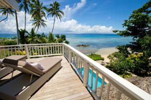 uma varanda com vista para a praia em Taveuni Palms Resort em Matei