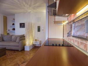 un soggiorno con divano e tavolo di Apartment Niš Center a Niš